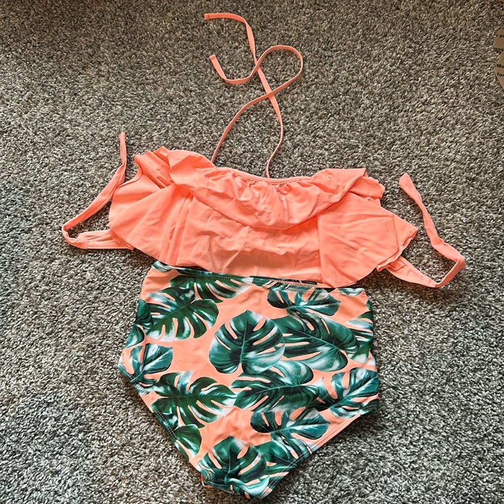 High waisted women’s bikini set, halter top & ruched bottom size small tropical